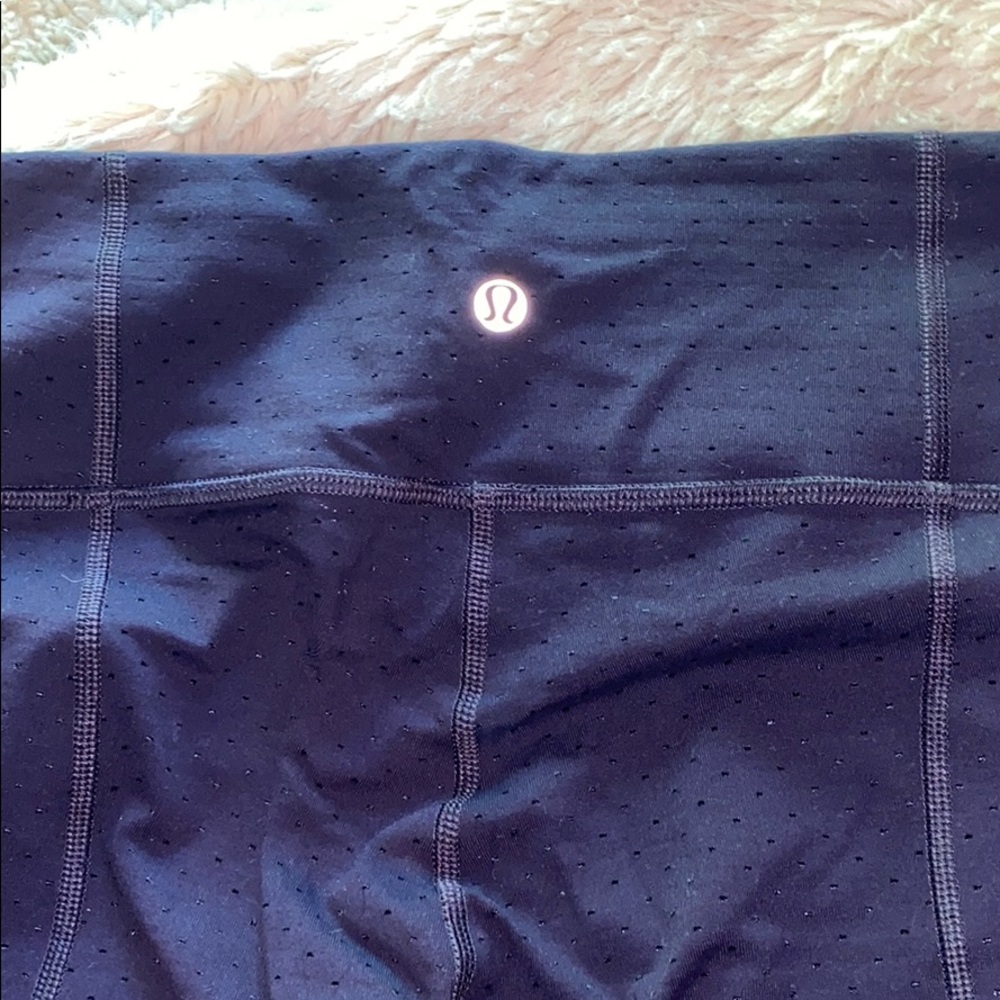 Lululemon size 8 women’s crop legging.